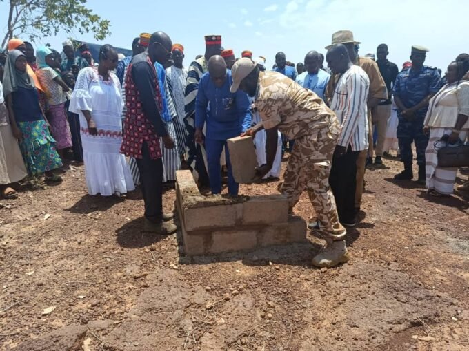 Pose de la première pierre du musée